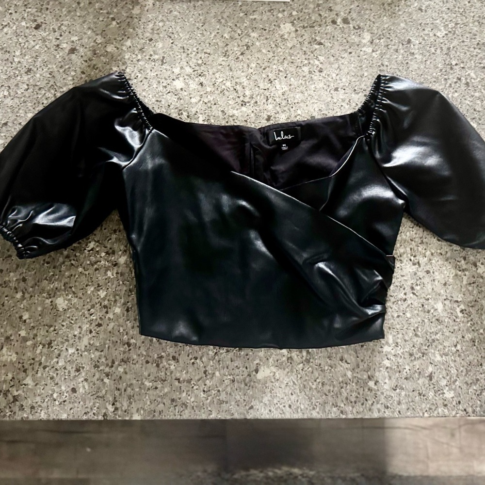 Lulu's Black Faux Leather Puff Sleeve Crop Top - Size M ⭐🖤